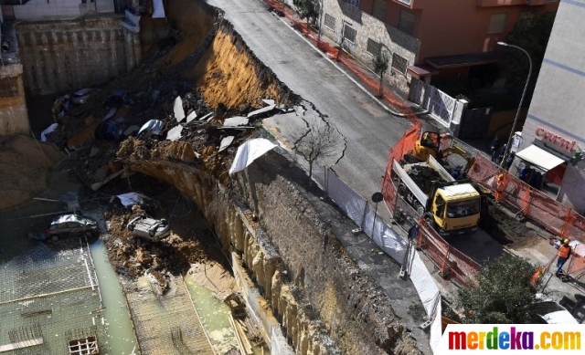 Foto Penampakan sinkhole yang telan mobil dan alat  berat  