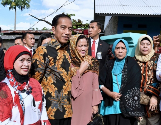 Susuri gang, Jokowi hadiri pernikahan anak mantan sopirnya