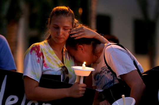 Aksi lilin untuk 17 korban penembakan brutal di Florida