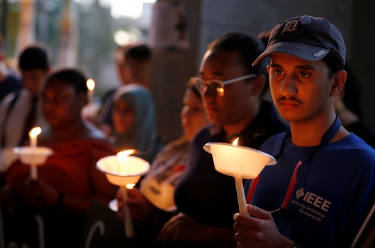 Aksi lilin untuk 17 korban penembakan brutal di Florida