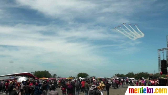 Foto : Manuver Jupiter TNI AU meriahkan Jogja Air Show 