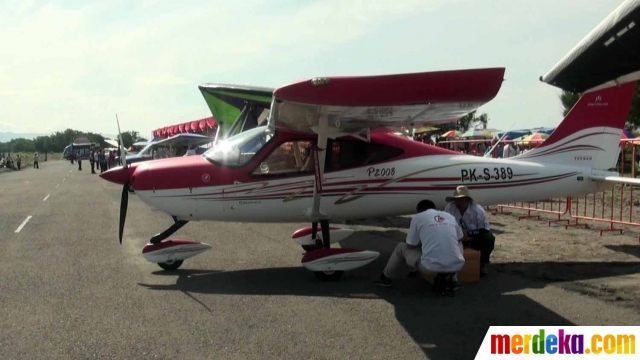 Foto : Manuver Jupiter TNI AU meriahkan Jogja Air Show 