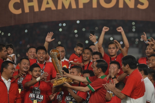 Kegembiraan tim Persija terima langsung Piala Presiden dari Jokowi