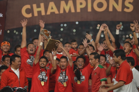 Kegembiraan tim Persija terima langsung Piala Presiden dari Jokowi