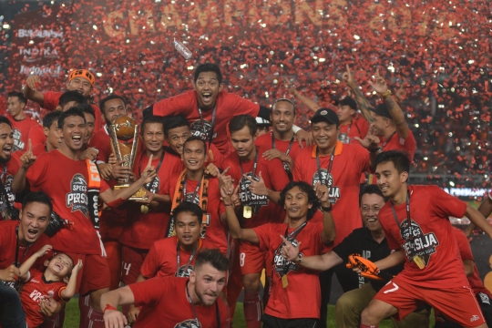 Kegembiraan tim Persija terima langsung Piala Presiden dari Jokowi