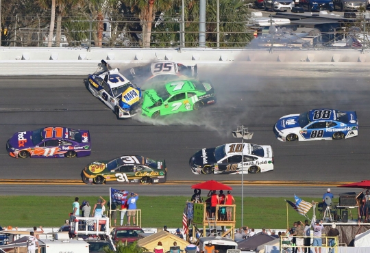 Momen tabrakan beruntun pembalap Nascar cantik Danica Patrick