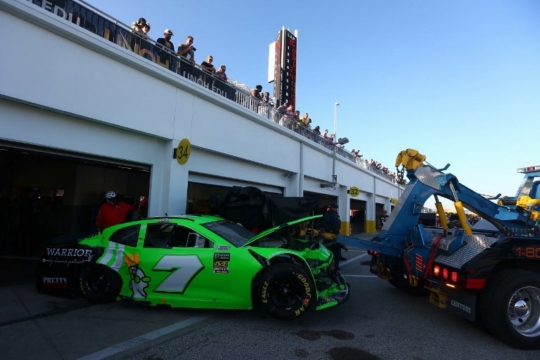 Momen tabrakan beruntun pembalap Nascar cantik Danica Patrick