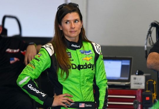 Momen tabrakan beruntun pembalap Nascar cantik Danica Patrick