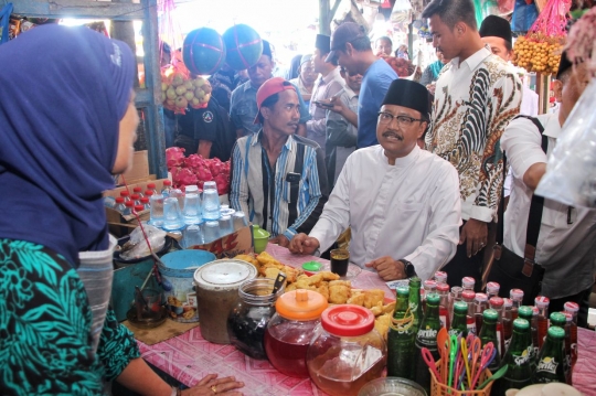 Intip kedekatan Gus Ipul dengan warga di Pasar Rakyat