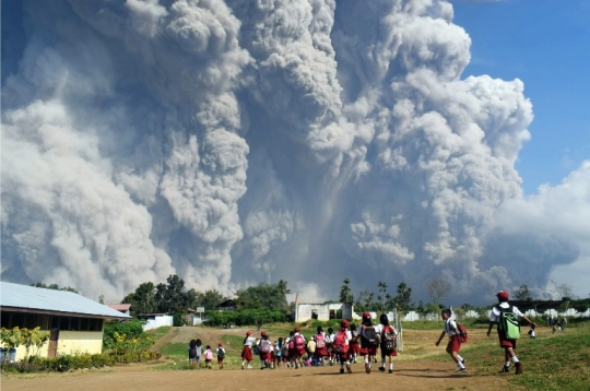 Di tengah letusan 5.000 meter abu Sinabung, murid SD tetap nekat ke sekolah