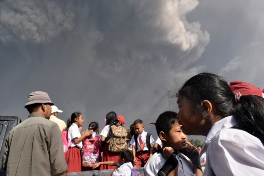 Di tengah letusan 5.000 meter abu Sinabung, murid SD tetap nekat ke sekolah