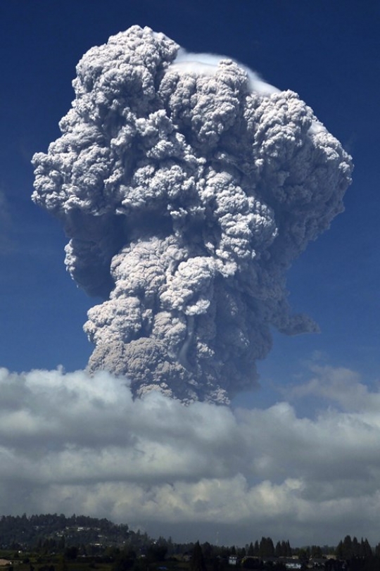 Di tengah letusan 5.000 meter abu Sinabung, murid SD tetap nekat ke sekolah