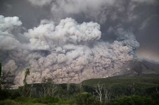 Di tengah letusan 5.000 meter abu Sinabung, murid SD tetap nekat ke sekolah