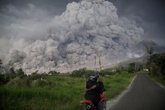 Di tengah letusan 5.000 meter abu Sinabung, murid SD tetap nekat ke sekolah