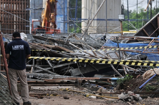 Tim Inafis dan Puslabfor Polri olah TKP robohnya girder proyek Tol Becakayu