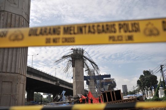 Tim Inafis dan Puslabfor Polri olah TKP robohnya girder proyek Tol Becakayu