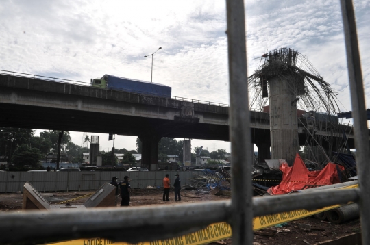 Tim Inafis dan Puslabfor Polri olah TKP robohnya girder proyek Tol Becakayu