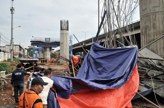 Tim Inafis dan Puslabfor Polri olah TKP robohnya girder proyek Tol Becakayu