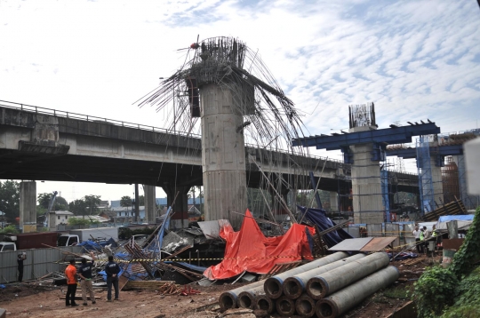 Penampakan tiang girder Becakayu yang roboh