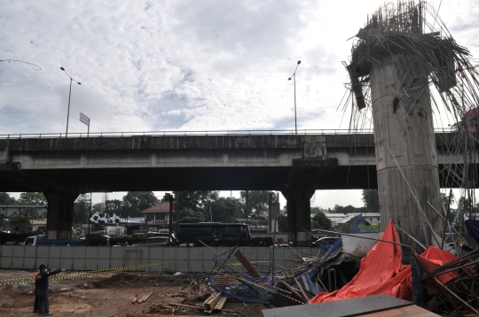 Penampakan tiang girder Becakayu yang roboh