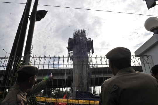 Penampakan tiang girder Becakayu yang roboh