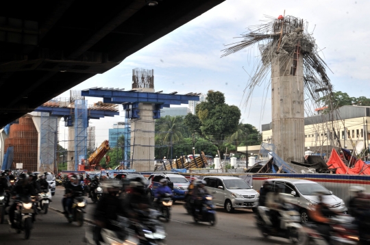 Penampakan tiang girder Becakayu yang roboh