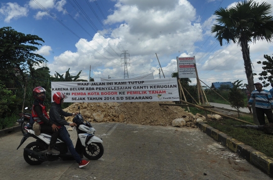 Belum dapat ganti rugi, warga tutup jalan lingkar luar Bogor