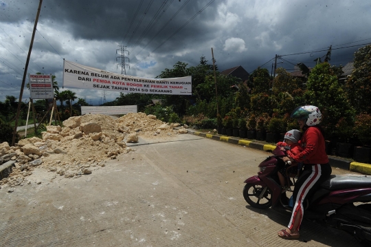 Belum dapat ganti rugi, warga tutup jalan lingkar luar Bogor