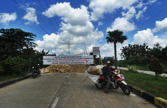 Belum dapat ganti rugi, warga tutup jalan lingkar luar Bogor