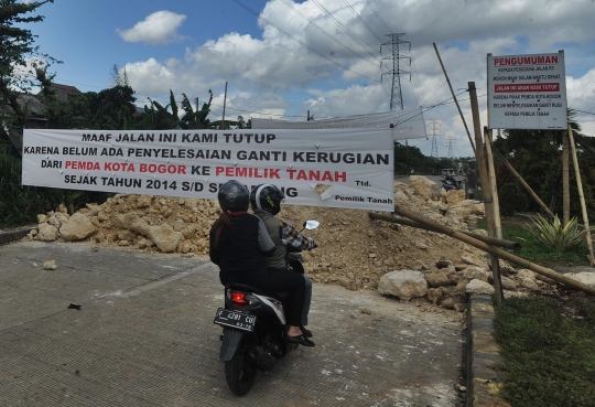 Belum dapat ganti rugi, warga tutup jalan lingkar luar Bogor