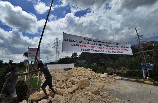 Belum dapat ganti rugi, warga tutup jalan lingkar luar Bogor