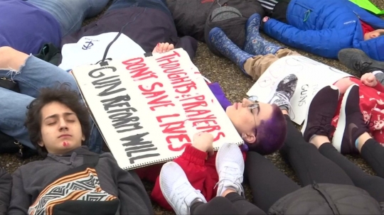 Protes aturan senjata, pelajar AS menggeletak di depan Gedung Putih