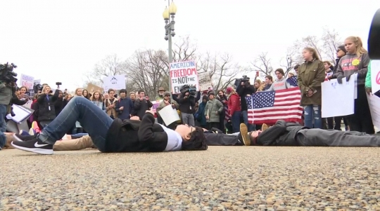 Protes aturan senjata, pelajar AS menggeletak di depan Gedung Putih