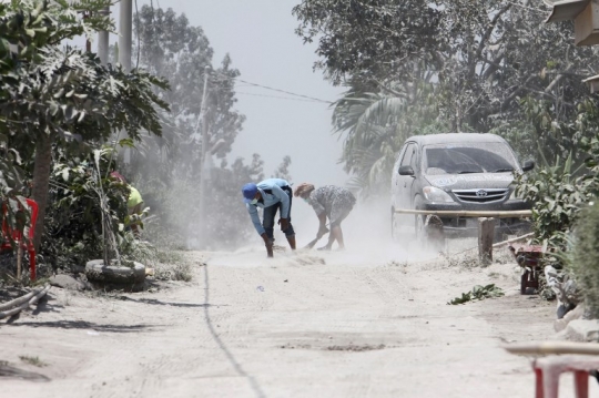 Warga Karo bersihkan abu vulkanik usai erupsi Sinabung