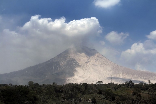 Warga Karo bersihkan abu vulkanik usai erupsi Sinabung