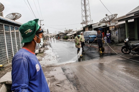 Warga Karo bersihkan abu vulkanik usai erupsi Sinabung