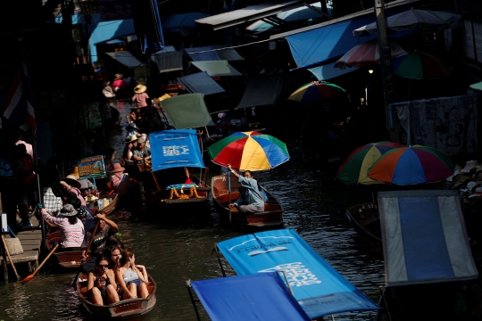 Serunya melancong ke pasar apung Amphawa