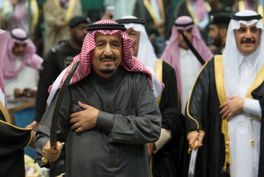 Hadir di festival budaya, Raja Salman tampil menari pedang