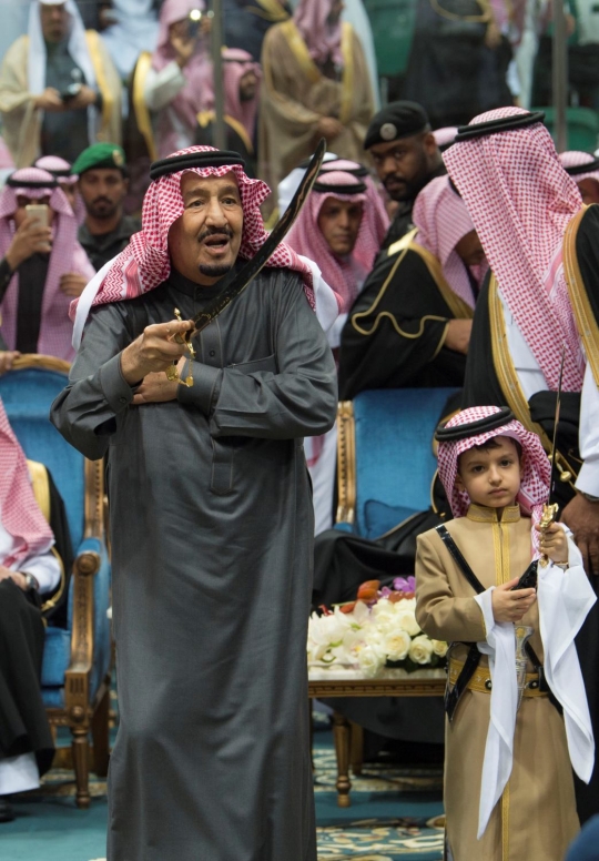 Hadir di festival budaya, Raja Salman tampil menari pedang