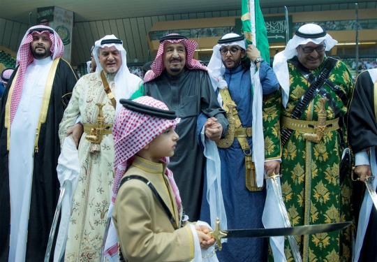 Hadir di festival budaya, Raja Salman tampil menari pedang