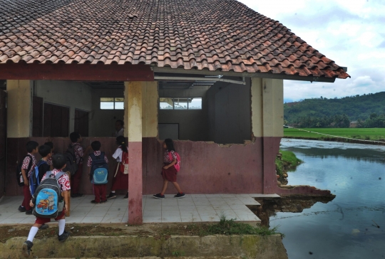 Nestapa murid SD belajar di ruang kelas bekas diterjang banjir