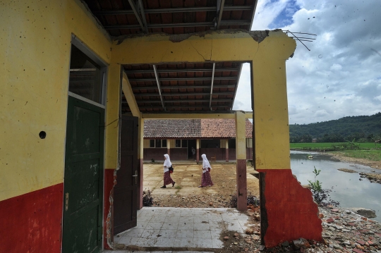 Nestapa murid SD belajar di ruang kelas bekas diterjang banjir