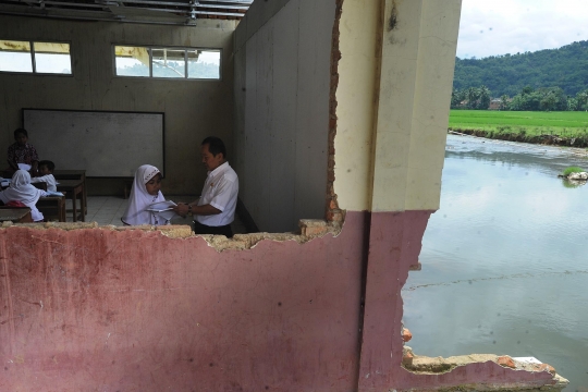 Nestapa murid SD belajar di ruang kelas bekas diterjang banjir