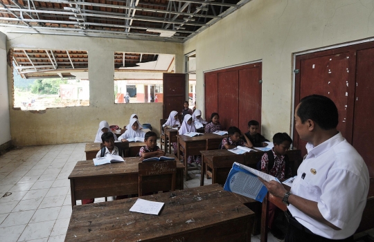 Nestapa murid SD belajar di ruang kelas bekas diterjang banjir