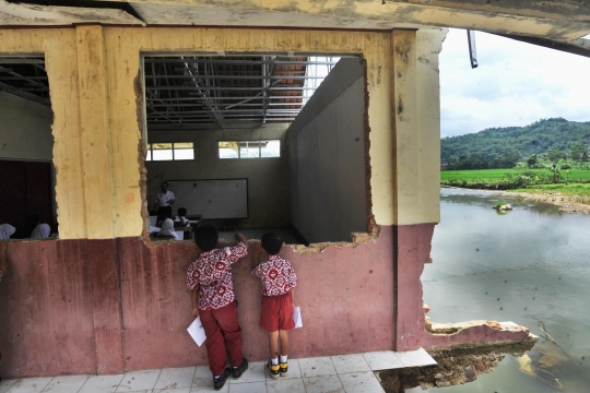 Nestapa murid SD belajar di ruang kelas bekas diterjang banjir