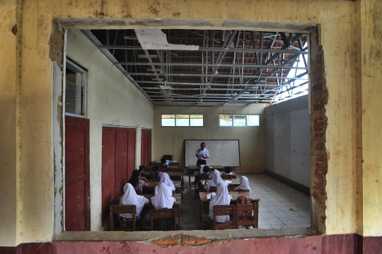 Nestapa murid SD belajar di ruang kelas bekas diterjang banjir