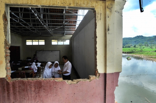 Nestapa murid SD belajar di ruang kelas bekas diterjang banjir