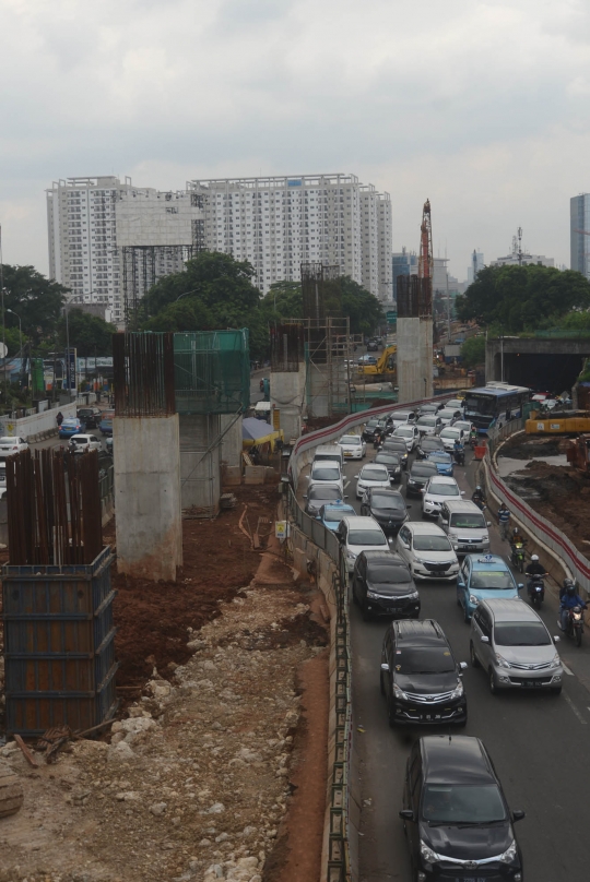 Proyek LRT dan Tol Becakayu dihentikan sementara usai girder ambruk