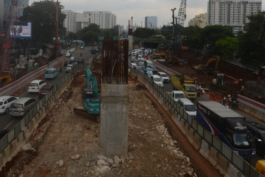 Proyek LRT dan Tol Becakayu dihentikan sementara usai girder ambruk