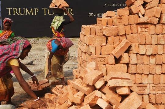 Potret buruh wanita India bangun Menara Trump demi kebutuhan